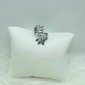 Elegant Branch Leaf Open Ring in color silver
